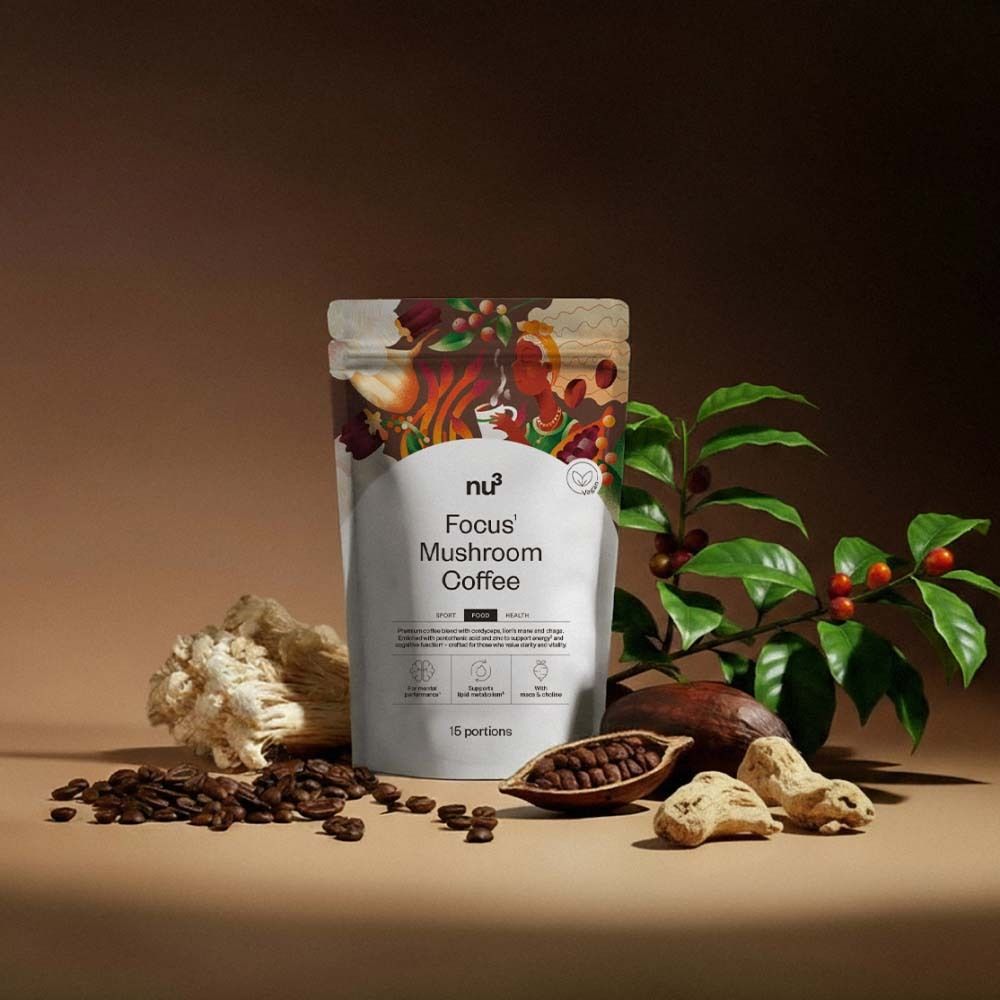 Productverpakking van nu3 Focus Mushroom Coffee. Op bruine achtergrond met koffiebonen en ingrediënten.