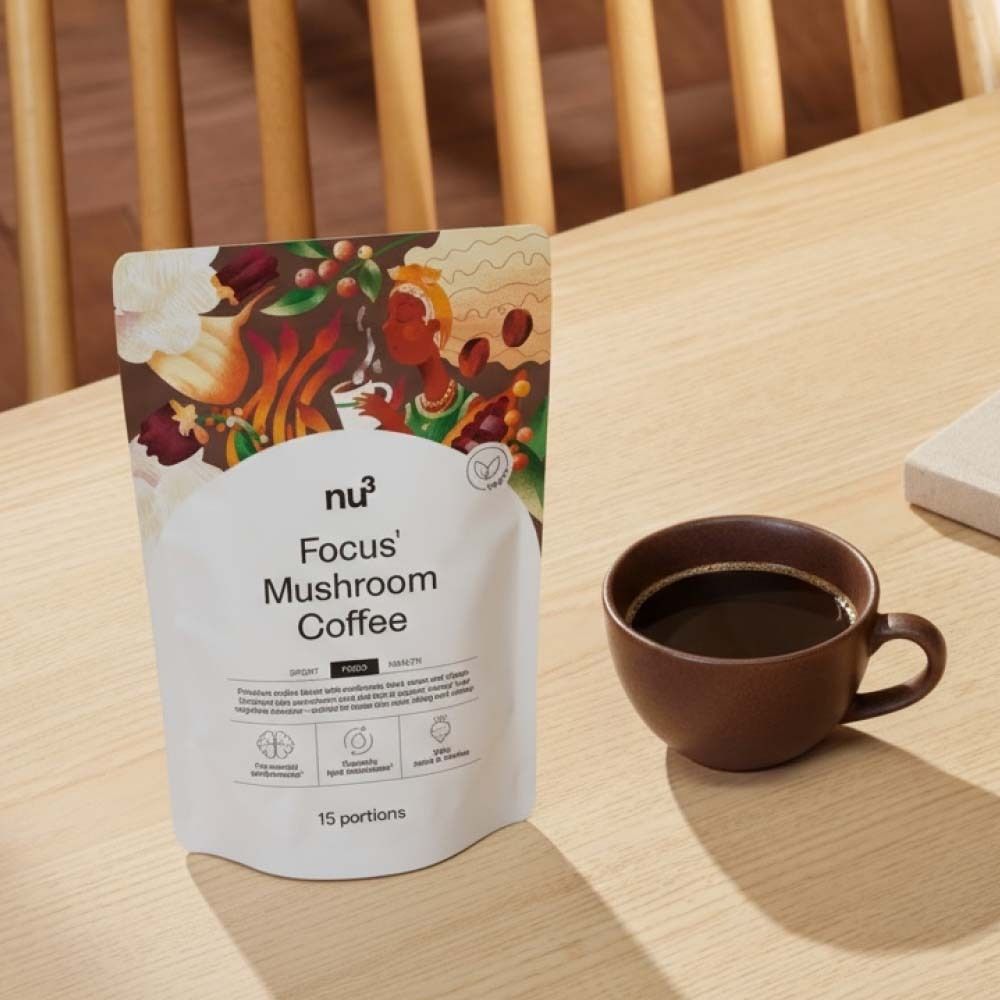Tasse de café à côté du sachet nu3 Focus Mushroom Coffee. Posé sur une table.