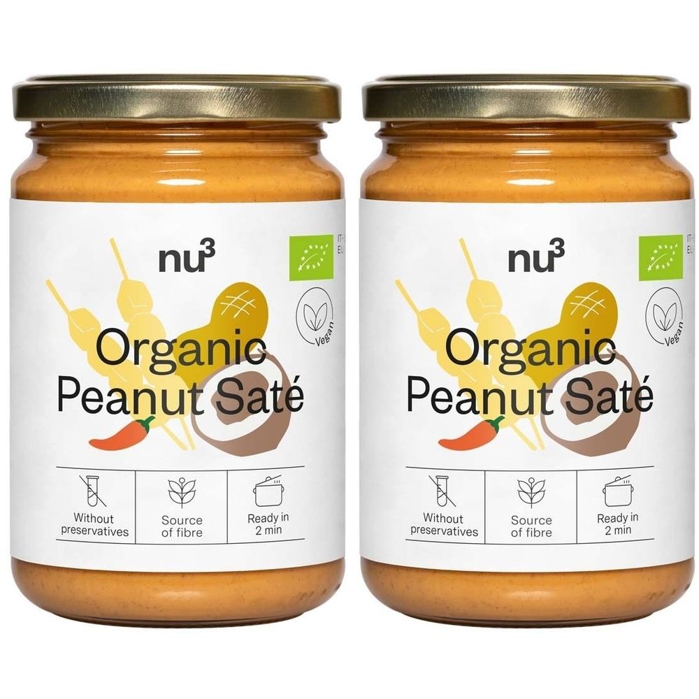Twee potten pindasaus. Opschrift: "nu3 Organic Peanut Saté". Met bio-keurmerk en andere informatie.