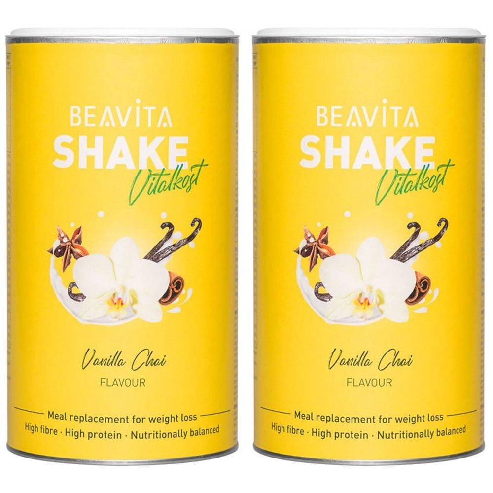 Twee gele blikken met productopdruk. Opschrift: BEAVITA SHAKE Vitalkost. Smaak: Vanilla Chai. Met bloemenmotief.