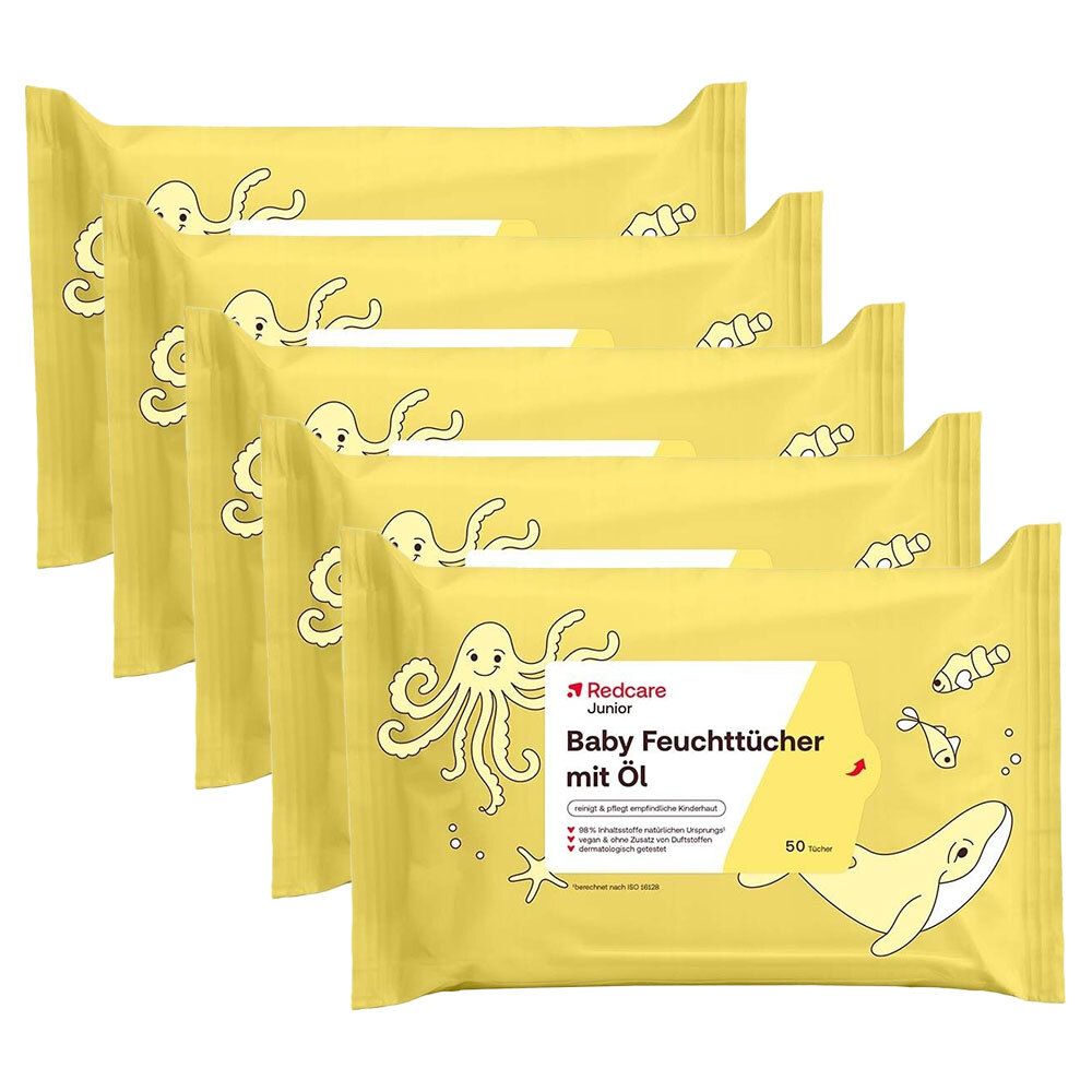 Vijf gele verpakkingen vochtige doekjes. Opdruk: octopus, walvis, vis, tekst: Baby Feuchttücher mit Öl, Redcare Junior. 50 doekjes.