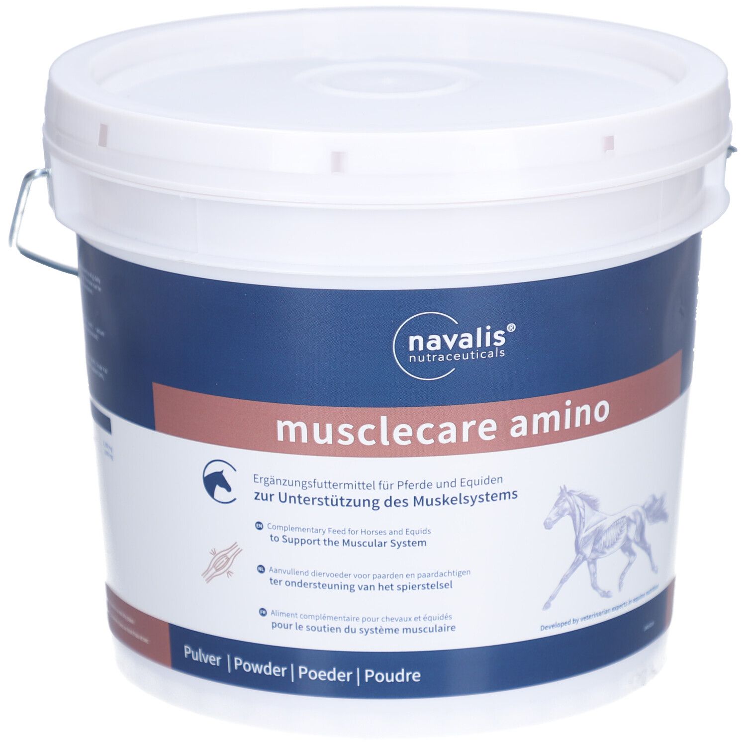 Witte emmer met blauw en bruin etiket. Opschrift: musclecare amino. Aanvullend diervoeder voor paarden. Merk: navalis nutraceuticals.