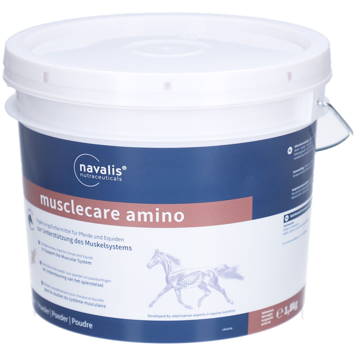 Witte emmer met blauw en bruin etiket. Opschrift: musclecare amino. Aanvullend diervoeder voor paarden. Merk: navalis nutraceuticals.