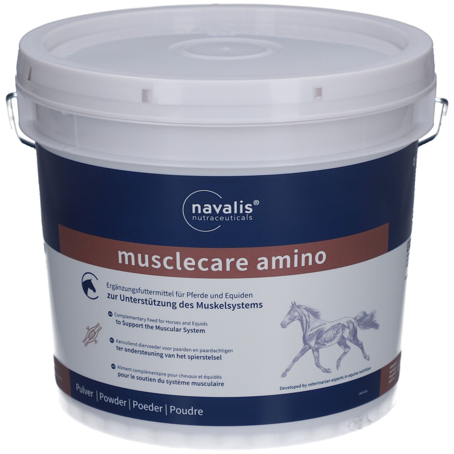 Witte emmer met blauw en bruin etiket. Opschrift: musclecare amino. Aanvullend diervoeder voor paarden. Merk: navalis nutraceuticals.