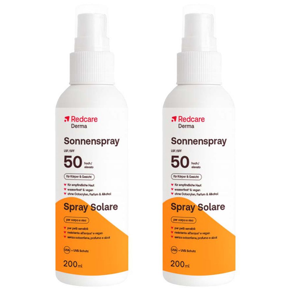Twee witte spuitflessen met rode en zwarte tekst. Opschrift: Redcare Derma Sonnenspray LSF 50. Oranje gedeelte onderaan.