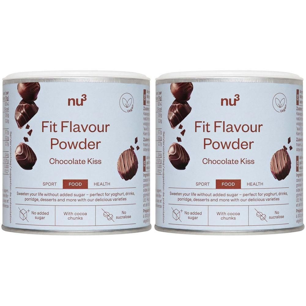 Deux boîtes de Fit Flavour Powder Chocolate Kiss. Inscription : SPORT, FOOD, HEALTH. Sans sucre ajouté, avec morceaux de cacao.