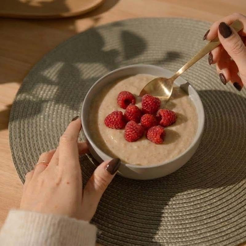 Kom met nu3 Vegan Protein Rice Pudding en frambozen.