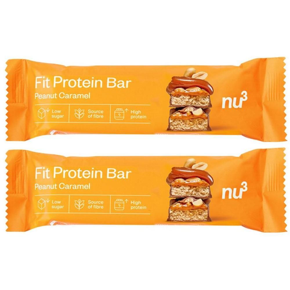 Deux barres nu3 Fit Protein, Peanut Caramel, avec illustration de la barre et indications Low Sugar, Source of Fibre, High Protein.