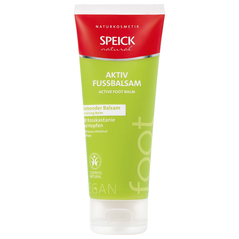 Tube vert avec bouchon rouge. Inscription: SPEICK natural, Aktiv Fußbalsam. Vegan, Cosmos Natural.