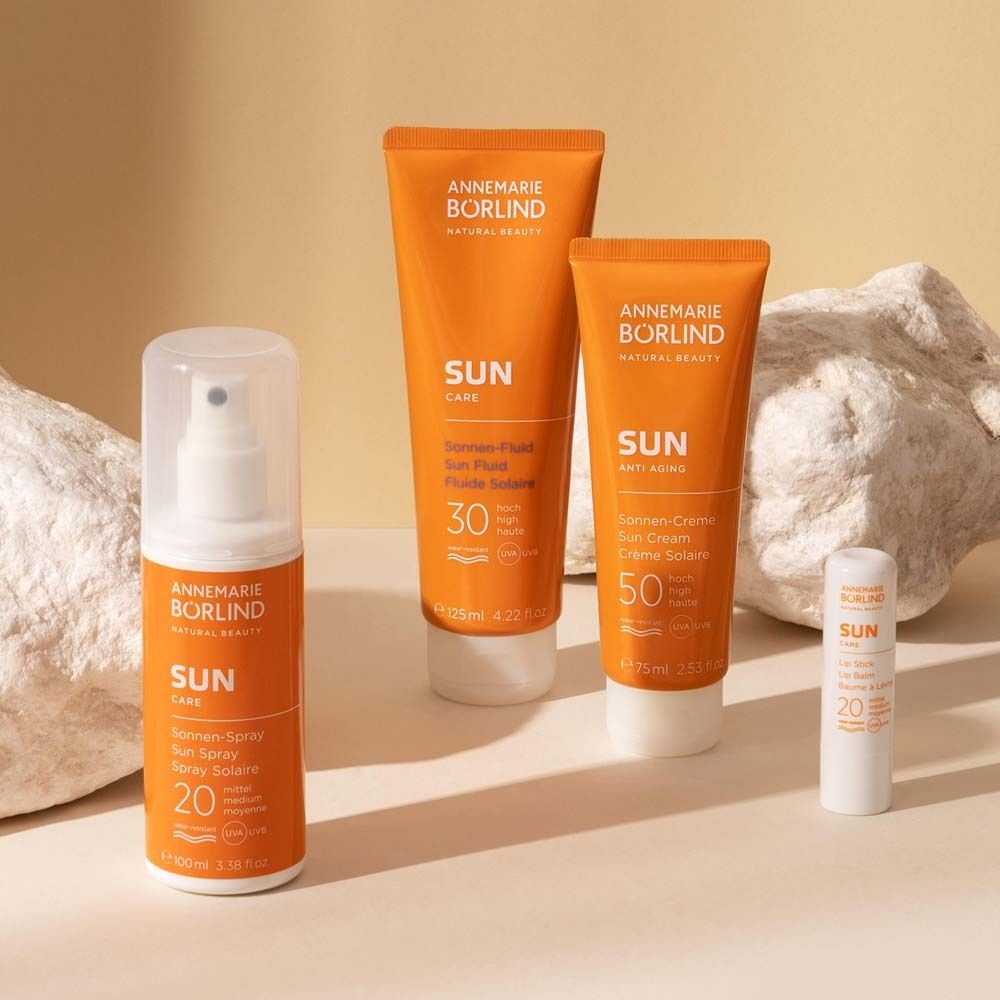 Divers produits ANNEMARIE BÖRLIND Sun Care. Flacons, tubes et un stick à lèvres. Texte : SUN CARE, 20, 30, 50.