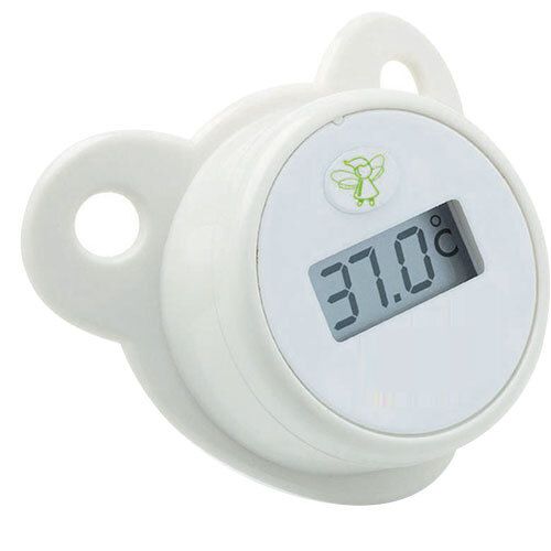 Witte fopspeen-thermometer met digitale display. Toont 37,0°C. Met engelvleugellogo.