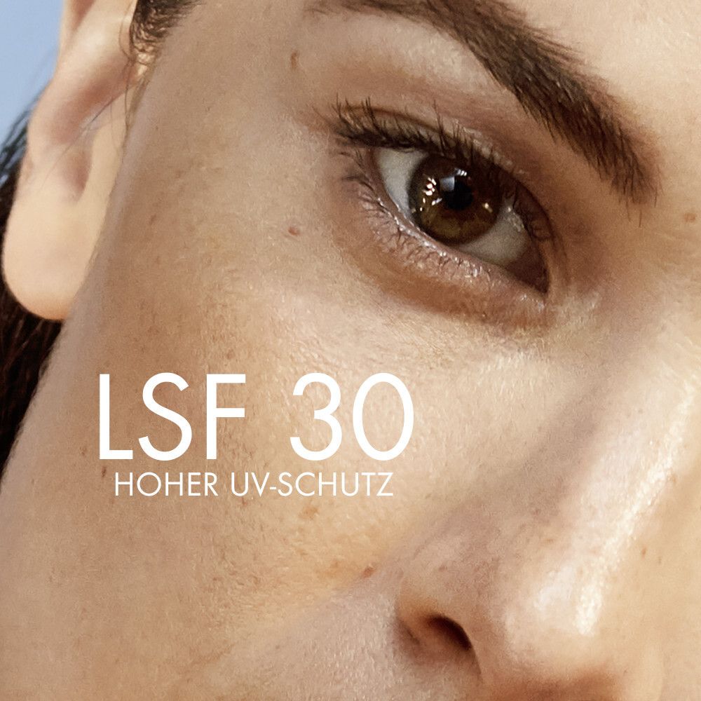 Gros plan sur un œil et la peau. Texte : SPF 30, haute protection UV.
