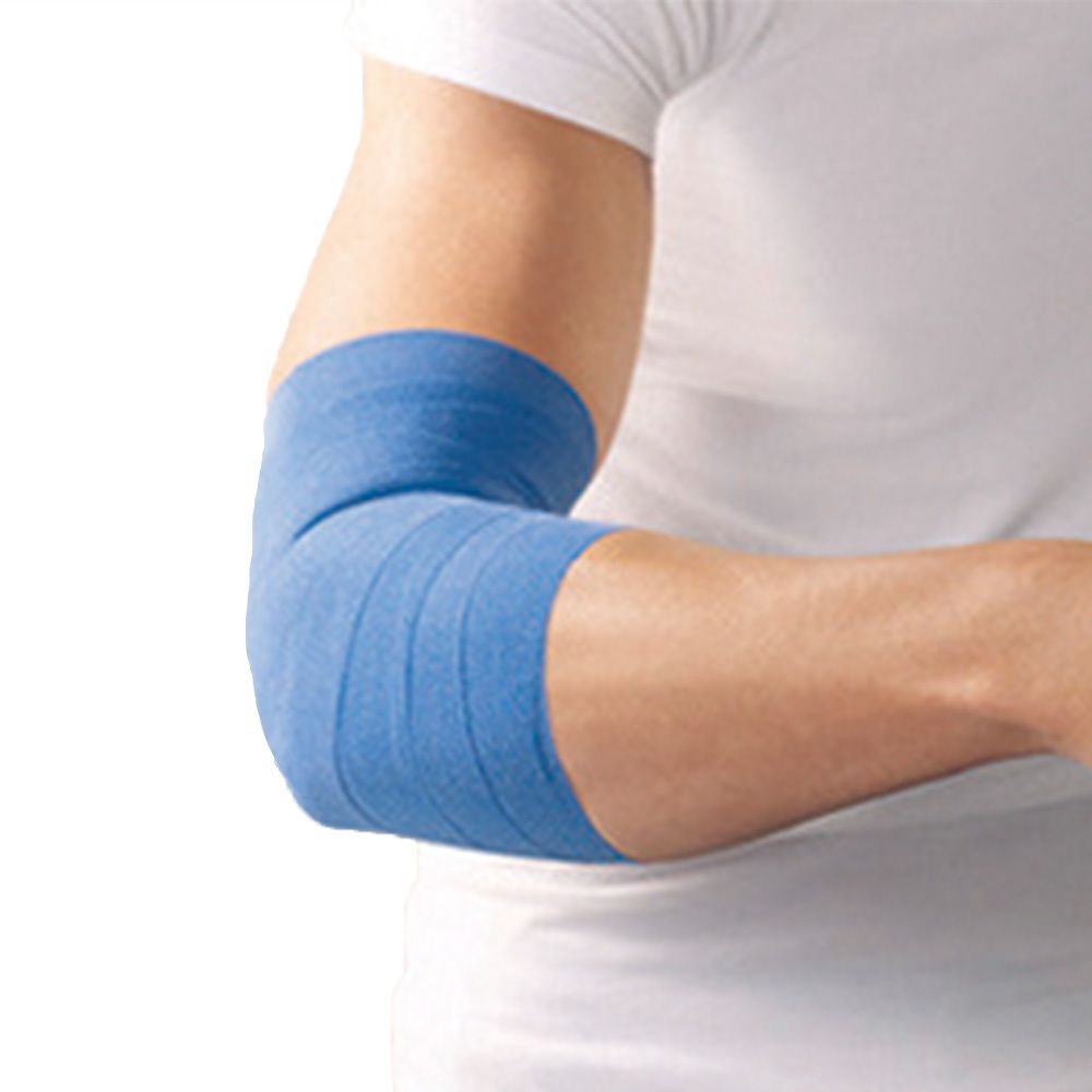 Bande Haftelast® bleue sur le coude d'une personne. Bandage enroulé.