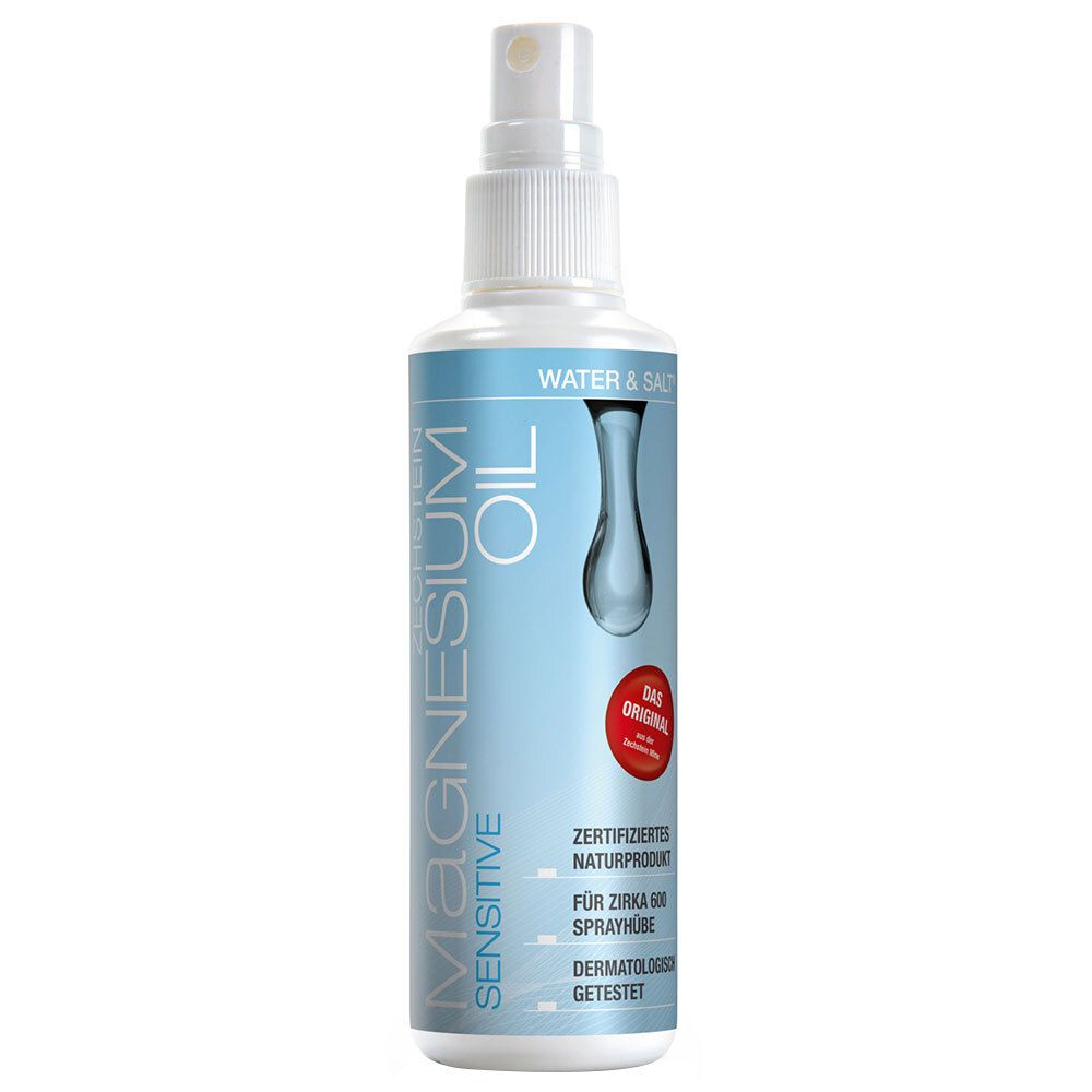Witte spuitfles met blauw etiket. Tekst: Magnesium Oil Sensitive, Water & Salt, gecertificeerd natuurproduct. Rode cirkel: Das Original.
