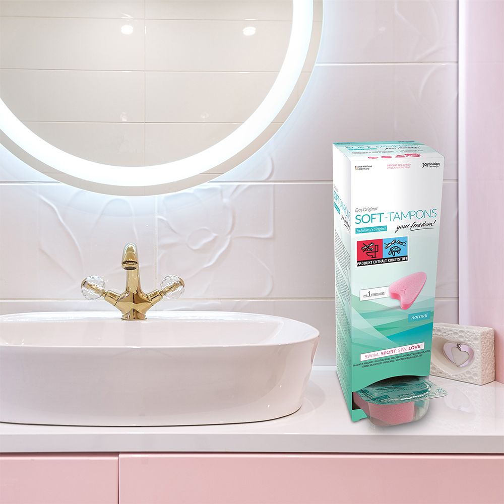Emballage de tampons roses sur une étagère. Texte: Das Original SOFT-TAMPONS, normal. Pour nager, faire du sport, spa, amour.
