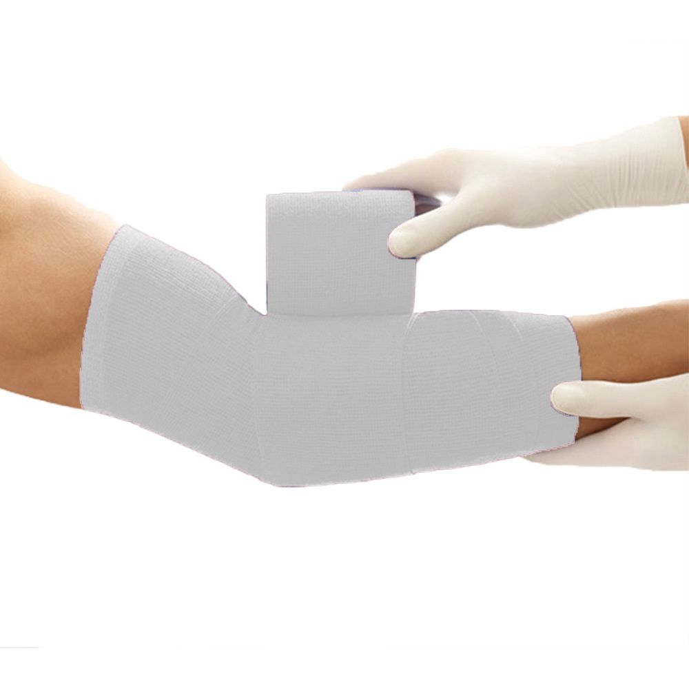 Arm gewikkeld met witte fixatiebandage. Een rol wordt vastgehouden. Witte handschoenen.