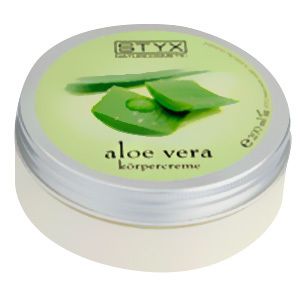 Ronde pot met zilveren deksel. Op deksel: STYX-logo, aloë vera bladeren en tekst. Product: Aloë vera bodycrème.