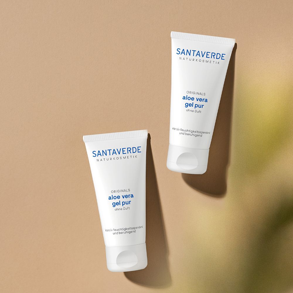 Tube blanc avec logo SANTAVERDE et indication du produit : aloe vera gel pur sans parfum, sur pierre.