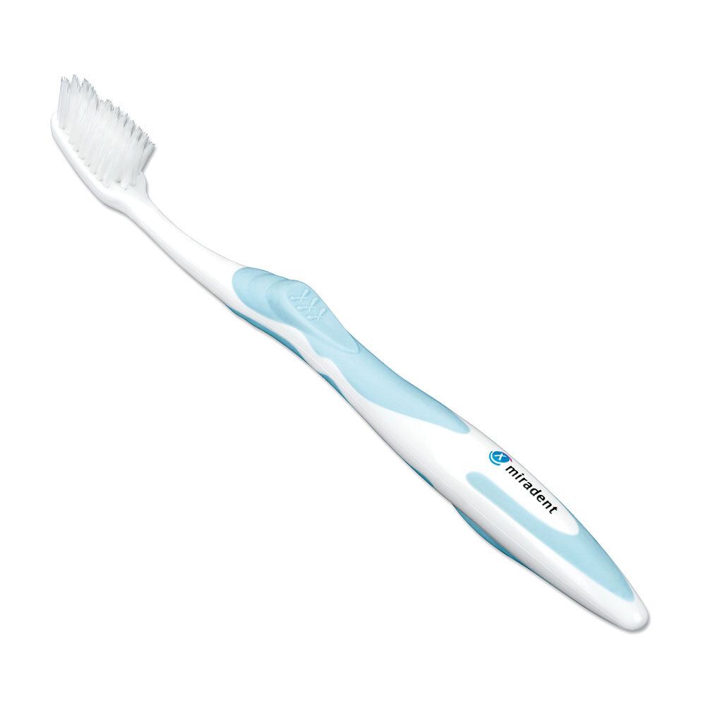 Brosse à dents blanche et bleue. Le manche porte l'inscription "miradent".