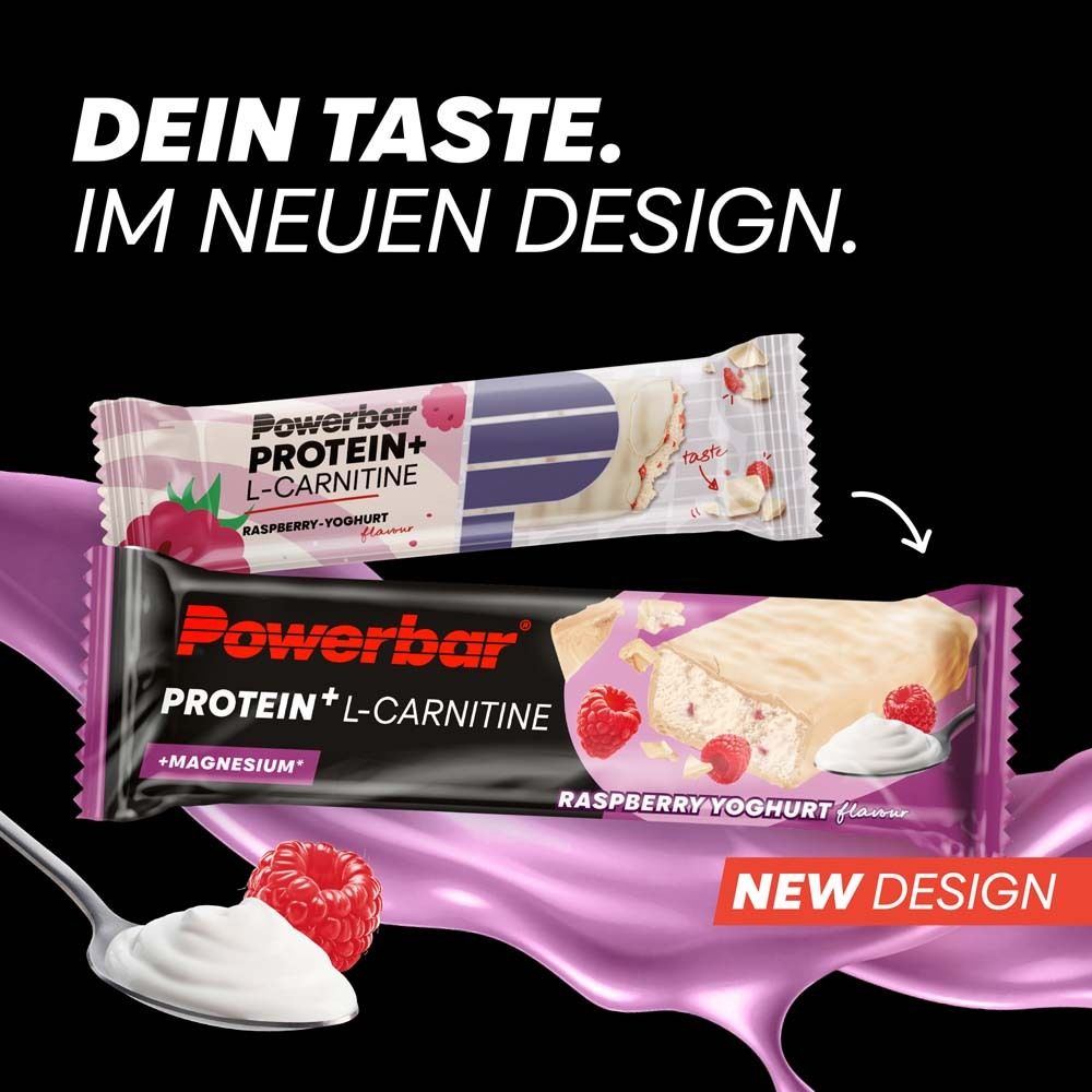 Deux barres Powerbar Protein Plus L-Carnitine. Emballages noir et blanc. Goût yaourt framboise. Sur fond rose.