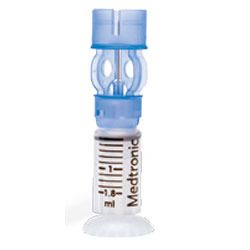 Réservoir transparent avec éléments bleus. Échelle de mesure du volume. Inscription Medtronic.