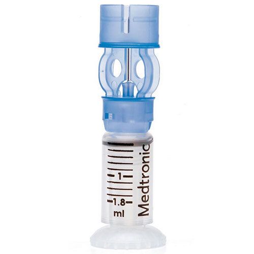 Medtronic MiniMed Reservoir Kit. Transparante spuit met blauwe componenten. Schaal tot 3 ml. Het product staat op een voet.
