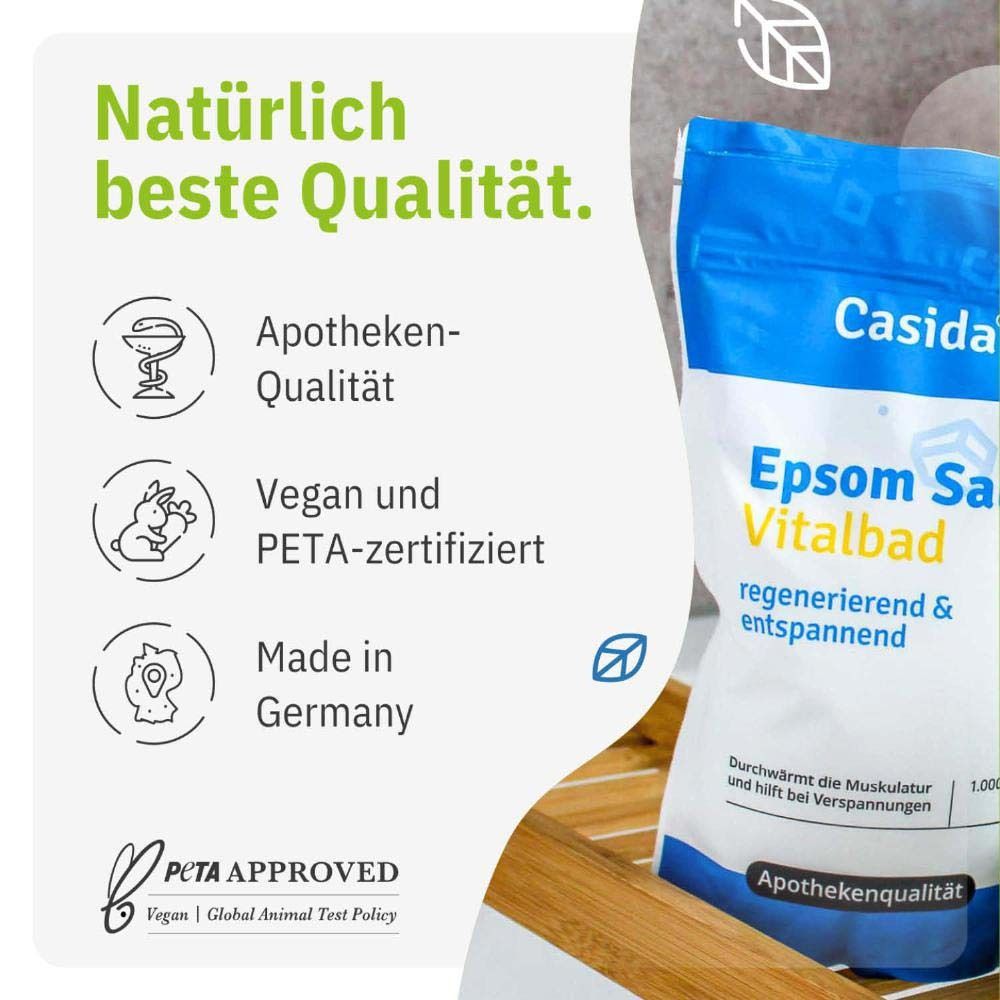 Productverpakking in badkameromgeving. Handdoeken, plant en zeep op de achtergrond.