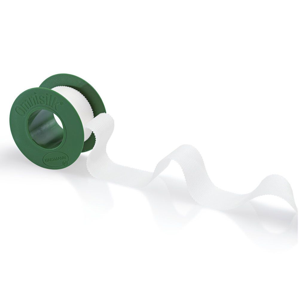 Rol wit pleister, groene kern. Pleistertape afgerold. Opschrift: Omnisilk.