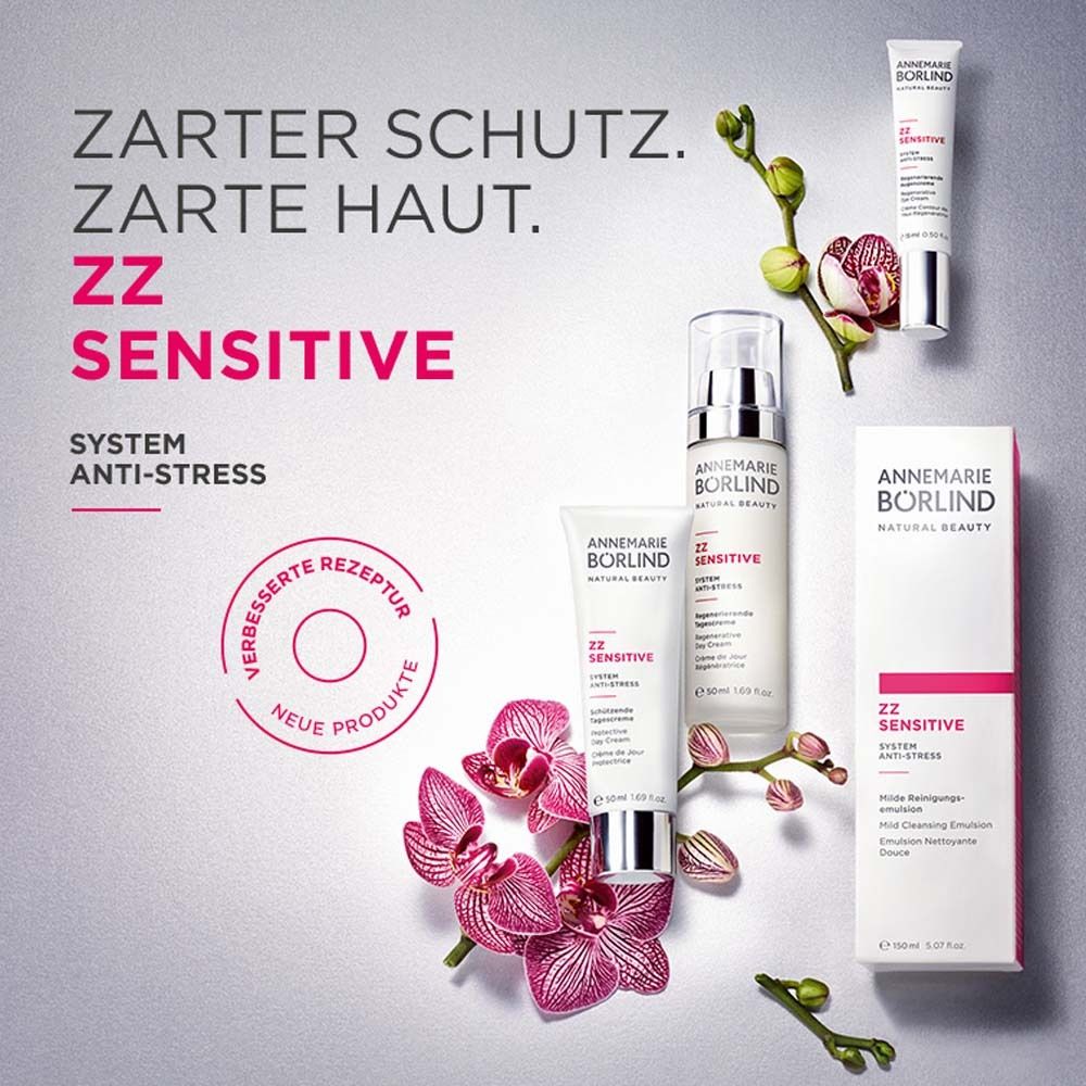 Productarrangement met crèmes en verpakkingen. Opschrift: ZZ SENSITIVE. Met bloemen.