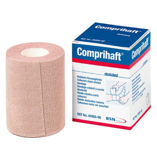Bandage cohésive beige roulée, à côté de l'emballage. Emballage avec nom du produit, description et logo.