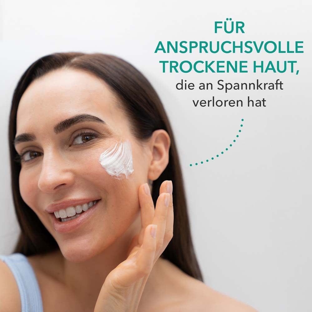 Vrouw met crème op de wang. Tekst: Voor de veeleisende droge huid die elasticiteit heeft verloren.