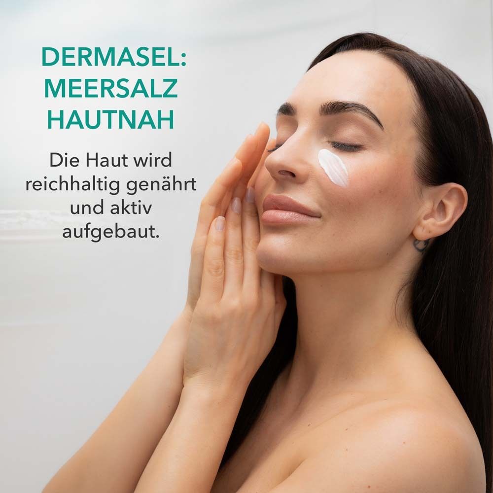 Vrouw met crème op het gezicht. Tekst: DERMASEL: Zeezout dicht op de huid. De huid wordt rijk gevoed en actief opgebouwd.