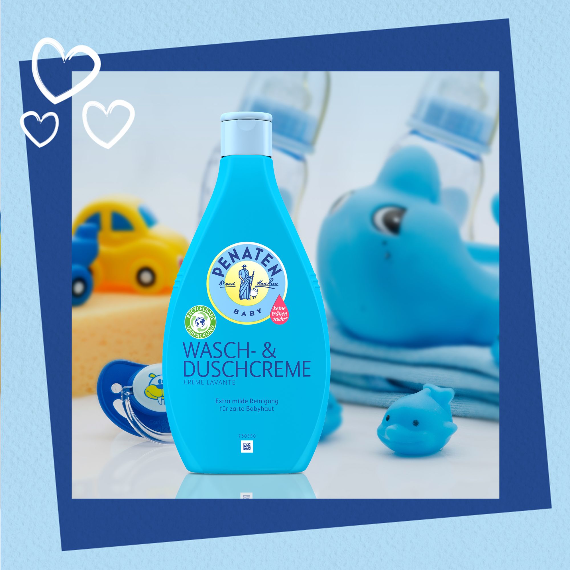 Flacon bleu clair PENATEN BABY Crème lavante. Jouets : canard, baleine, biberon. Fond bleu.