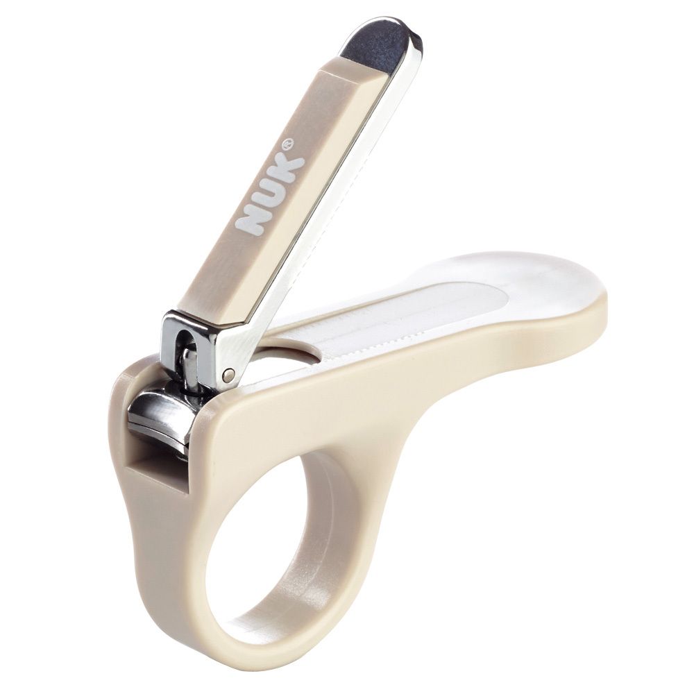 Coupe-ongles beige avec anneau. Surface de coupe argentée et logo NUK.