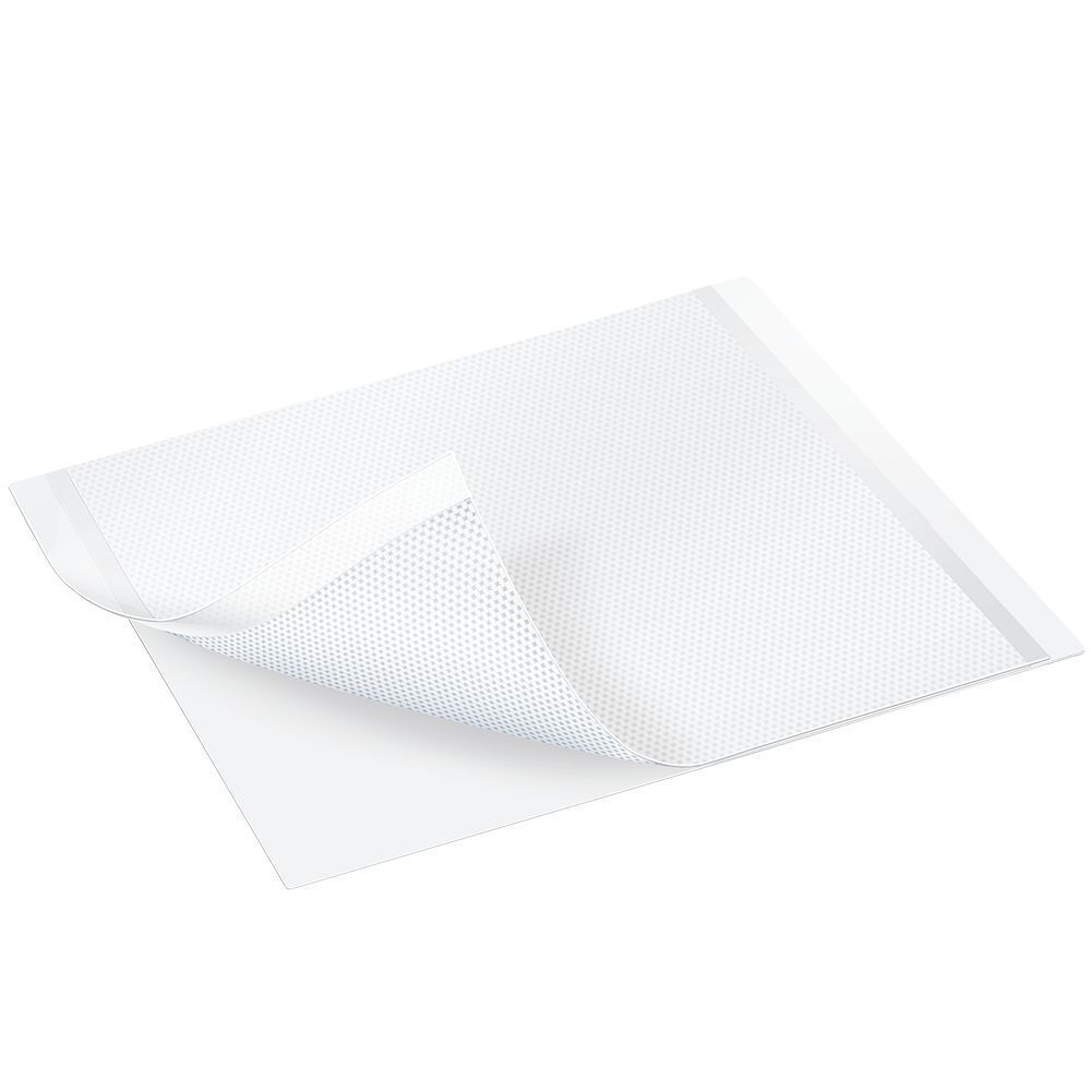 Pansement en silicone blanc perforé. Forme rectangulaire. Partiellement décollé, montrant le dessous.