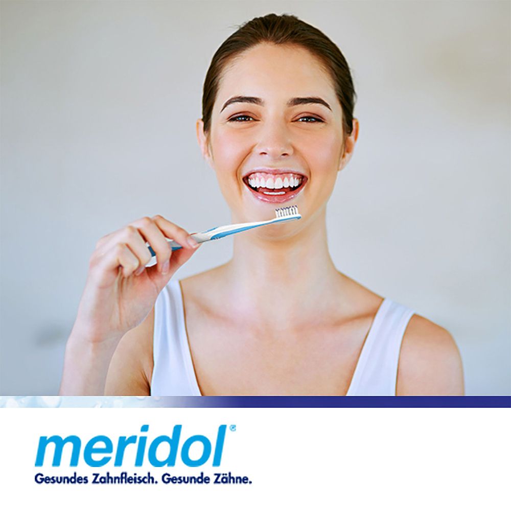 Femme sourit et tient une brosse à dents. Texte : 'meridol'. Sous-titre : 'Gencives saines. Dents saines'.