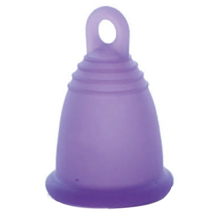 Paarse menstruatiecup van siliconen, met ring. Kegelvormig, geribbeld. Voor menstruatie.