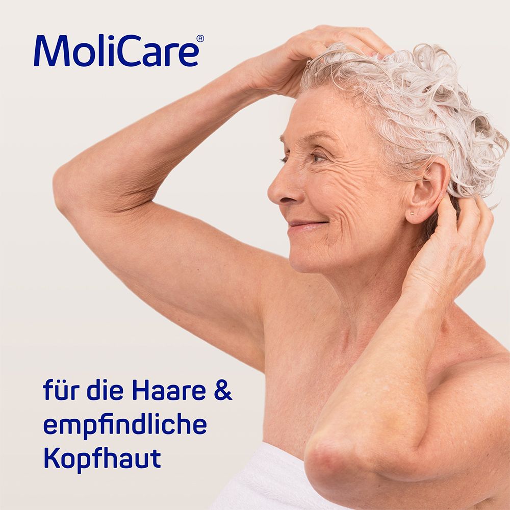 Femme âgée touchant doucement son cuir chevelu. Texte : MoliCare. Pour cheveux et cuir chevelu sensible.