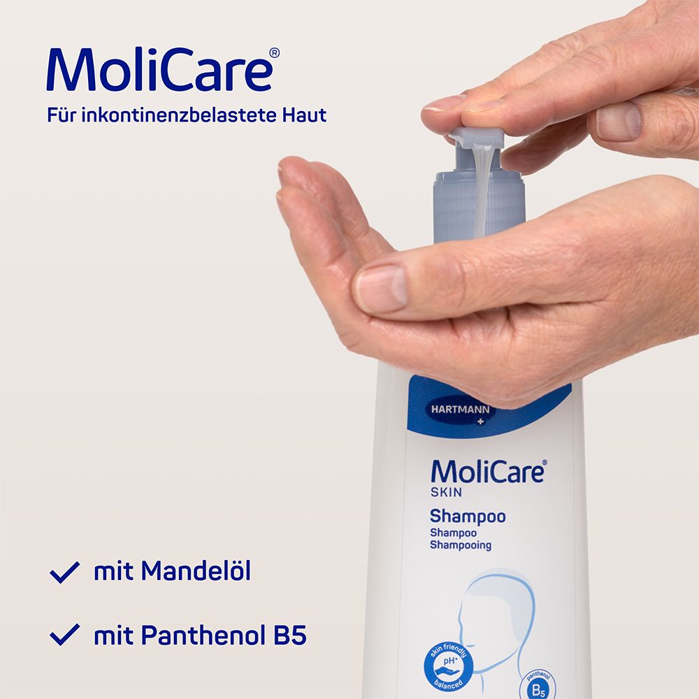 Main appuyant sur la pompe d'un flacon. Texte : MoliCare Skin Shampoo. Avec huile d'amande et Panthénol B5.