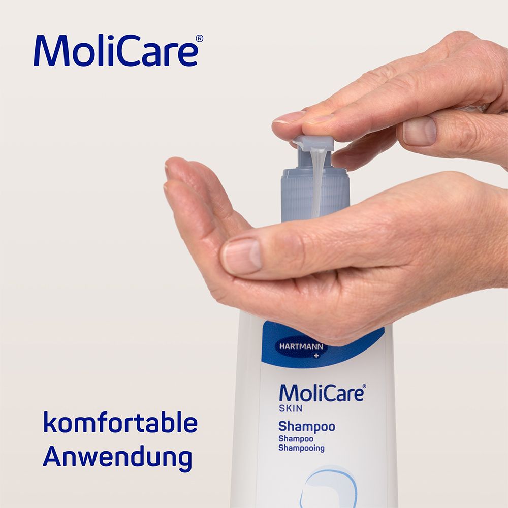 Main appuyant sur la pompe d'un flacon. Texte : MoliCare Skin Shampoo. Application confortable.