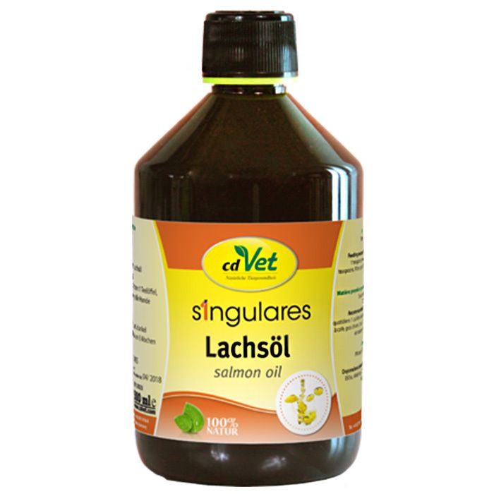 Bouteille en verre foncé avec bouchon à vis noir, remplie d'huile de saumon. Étiquette jaune avec informations produit.