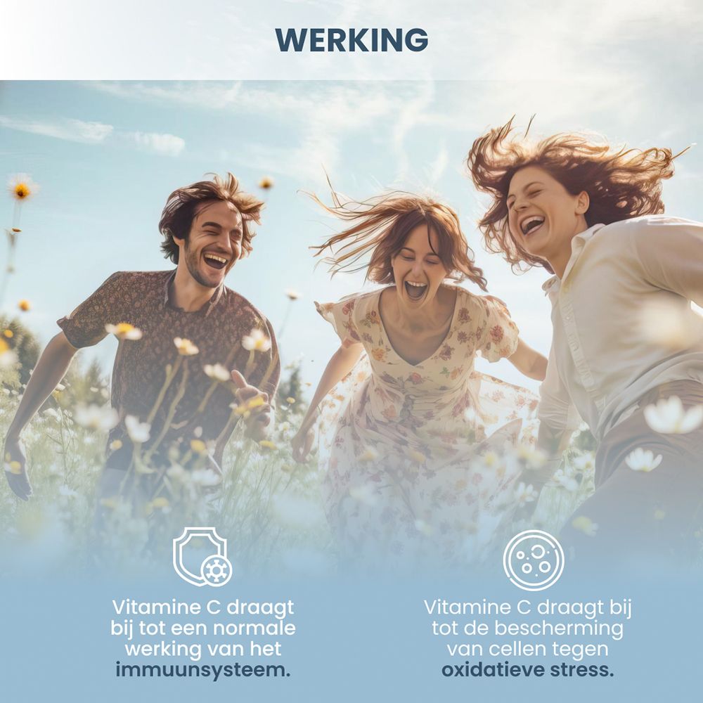 Drie lachende mensen rennen door een bloemenweide.