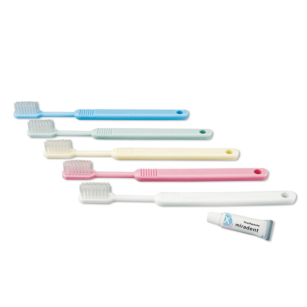 Six brosses à dents de couleurs différentes avec des poils arrondis. Un tube de dentifrice. Inscription : miradent.