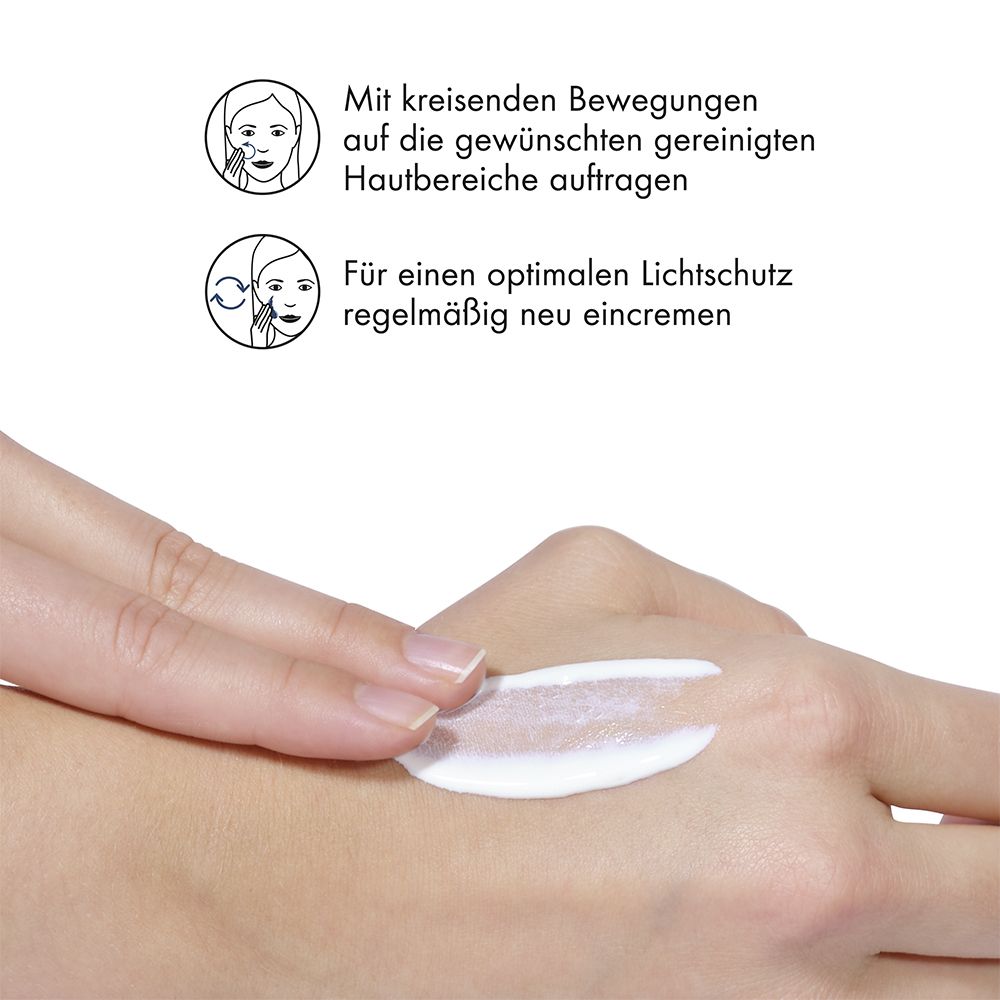 Hand met crème. Tekst: Aanbrengen met cirkelvormige bewegingen. Regelmatig opnieuw insmeren.