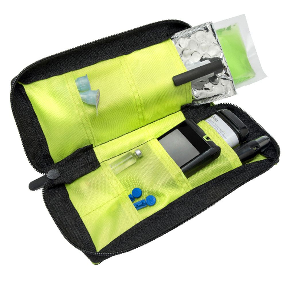 Open zwarte etui met neongroene voering, met daarin een bloedglucosemeter, lancetten, een naald en een kleine ampul.