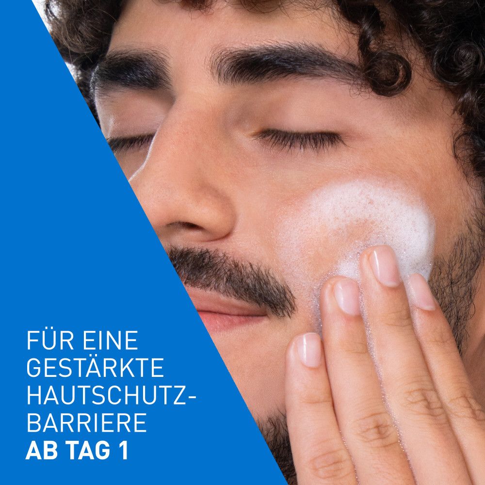 Produit nettoyant CeraVe avec mousse sur le visage d'un homme. Pour une barrière protectrice de la peau renforcée dès le jour 1.