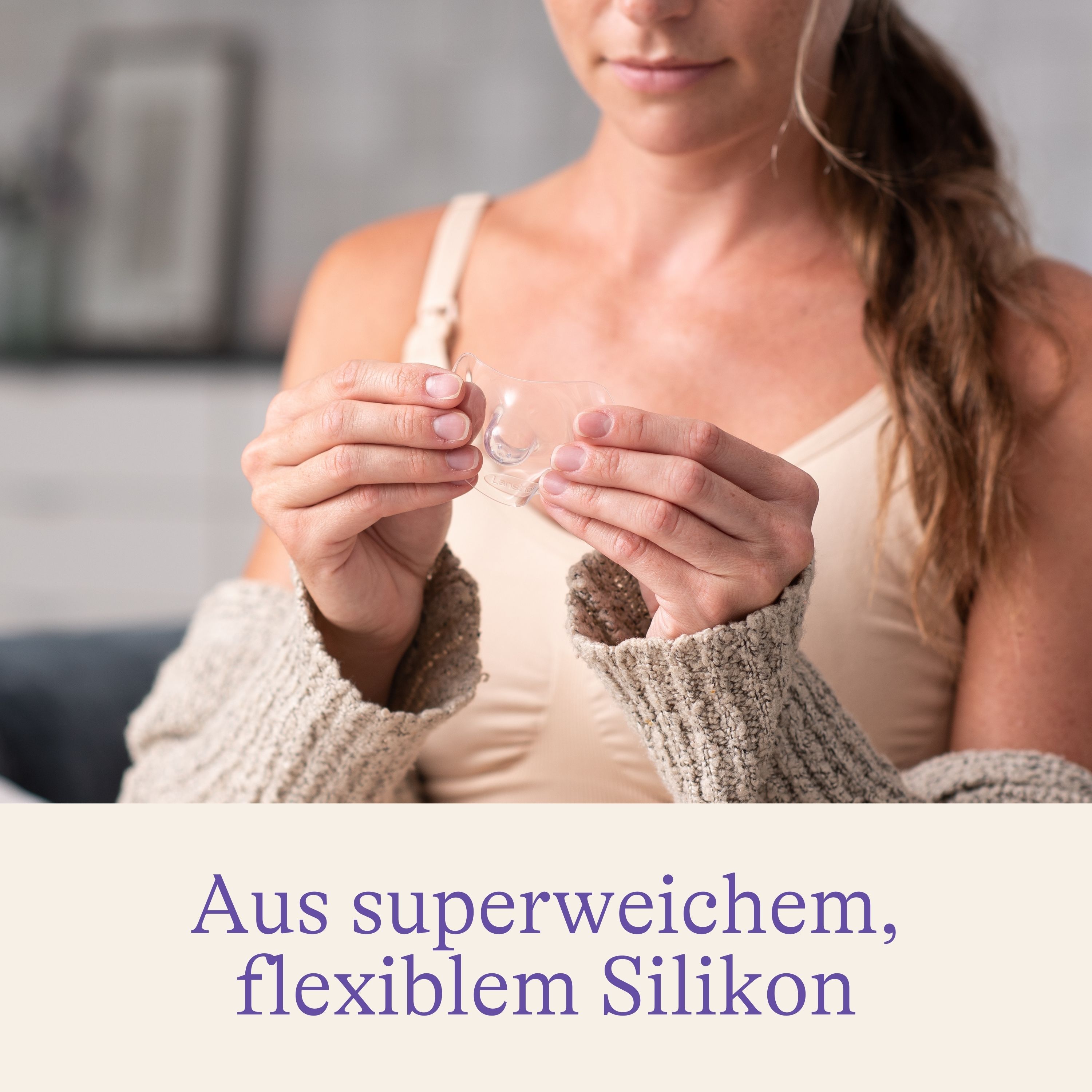 Des mains tiennent un protège-mamelon. Le texte dit : En silicone super doux et flexible.