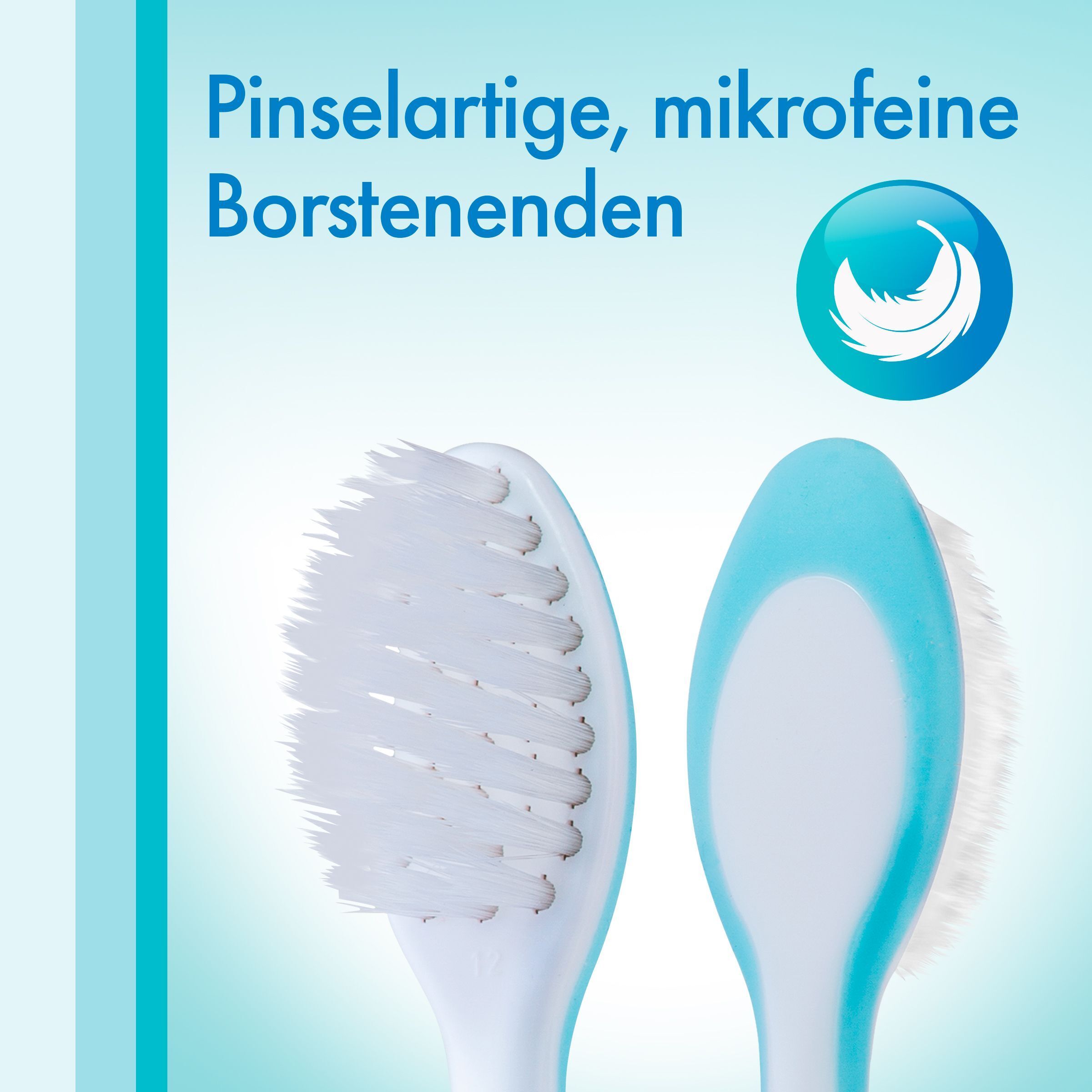 Close-up van twee tandenborstelkoppen. Fijne, microfijne borstelharen. Lichtblauwe handgreep. Tekst: Penseelachtige, microfijne borsteluiteinden.