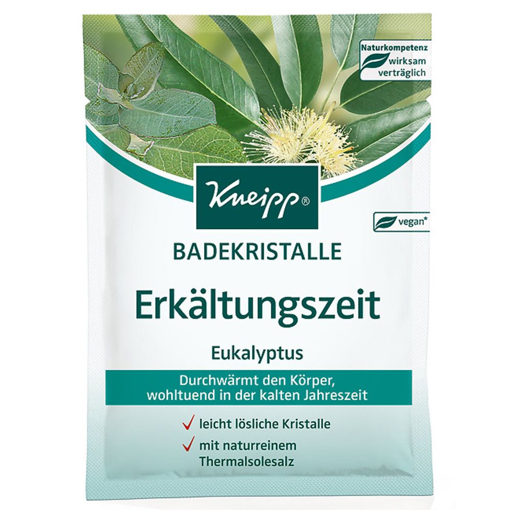 Cristaux de bain Kneipp Erkältungszeit Eucalyptus. Sachet blanc avec feuilles et fleurs d'eucalyptus. Vegan.