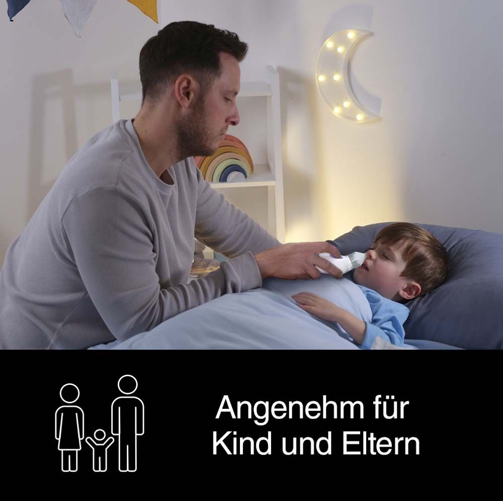 Un homme utilise un aspirateur nasal sur un enfant au lit. Texte : Agréable pour l'enfant et les parents.